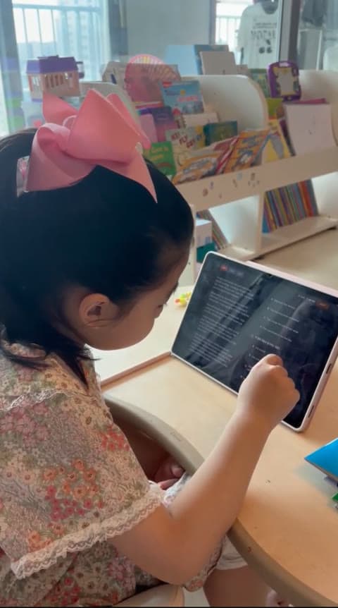 원서를 읽는 초등 학생